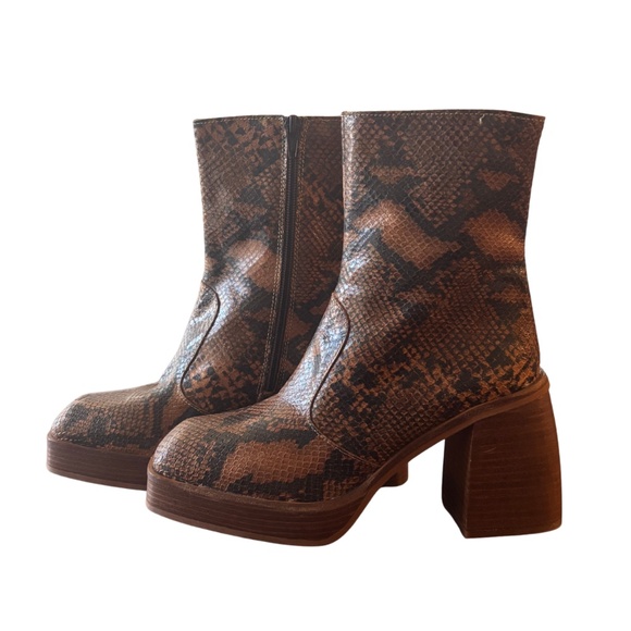Free People Ruby Snakeskin Ankle Boots NWT Size 9 Chunky Heel - Picture 1 of 6